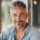 Homme souriant avec chemise en jean.